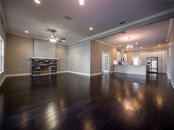 3rd image of 1095 S Oak Ave