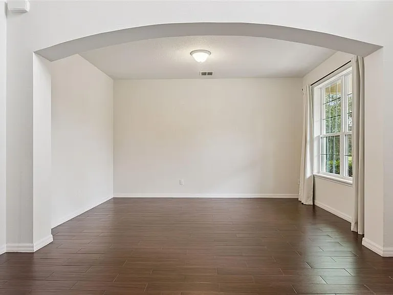 660 Fanning Dr — Photo 5