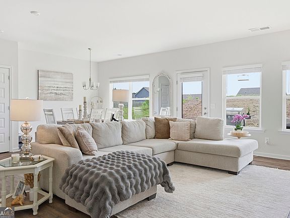 4th image of 93 Royal Oak Dr NE