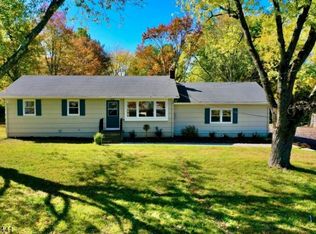 5 Old Farmers Rd, Long Valley, NJ 07853