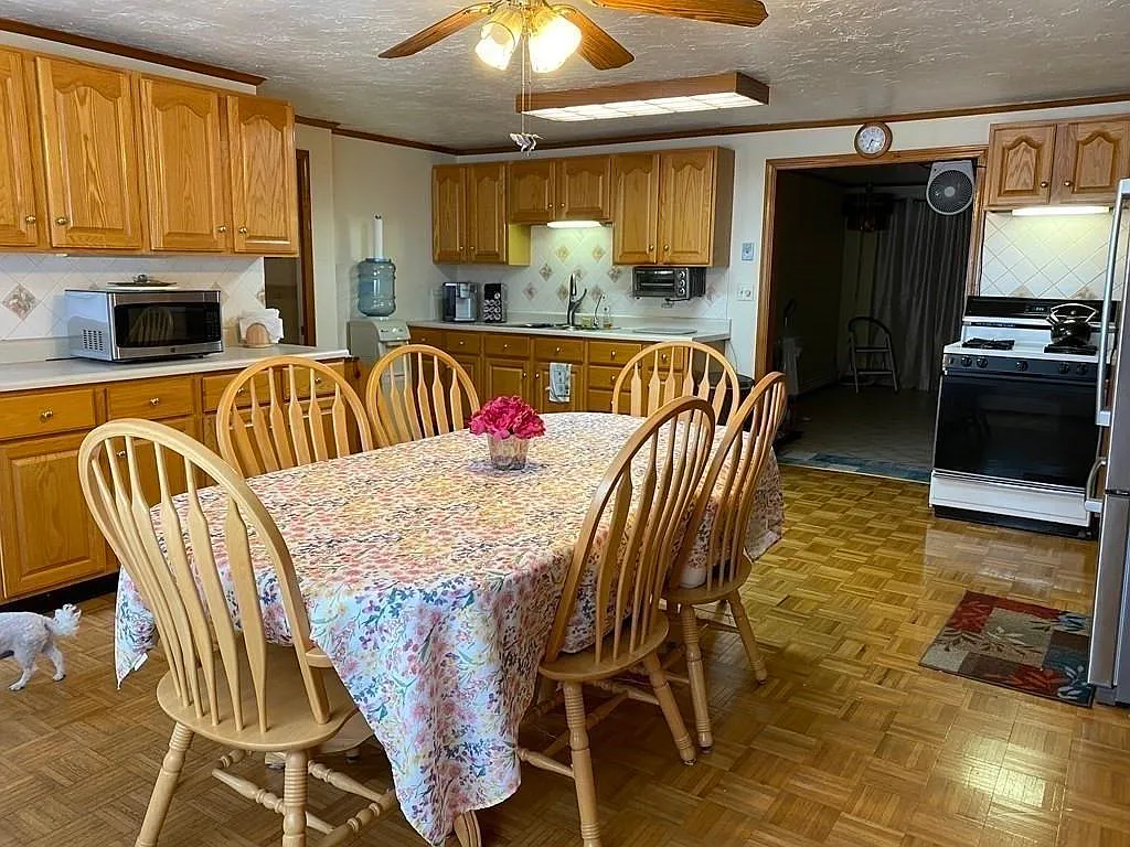 12 Park Ln — Photo 2