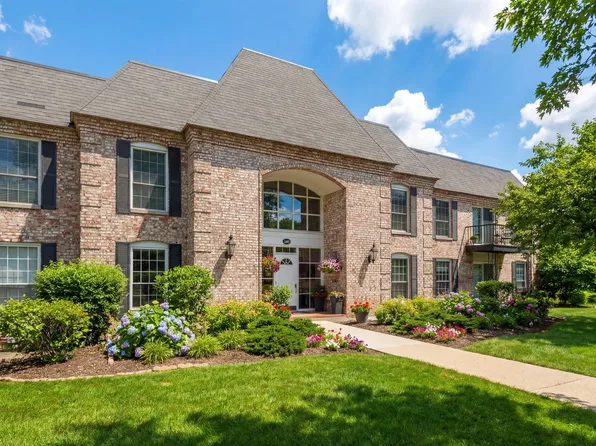 140 Carriage Way Dr #C-218, Burr Ridge, IL 60527