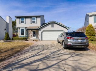 5925 Northridge Cir, Waterford, MI 48327