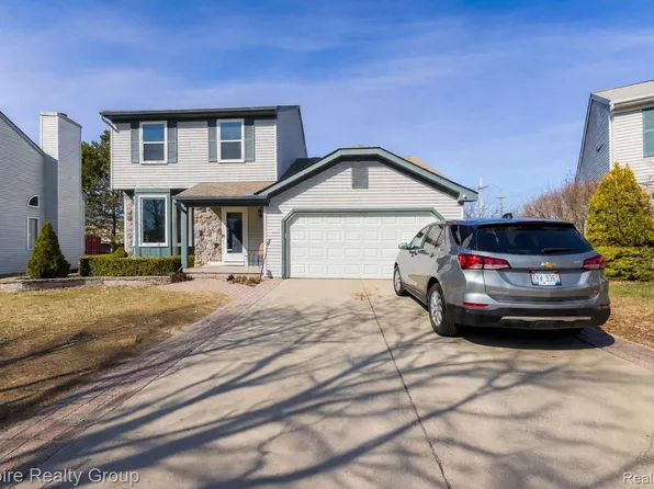 5925 Northridge Cir, Waterford, MI 48327