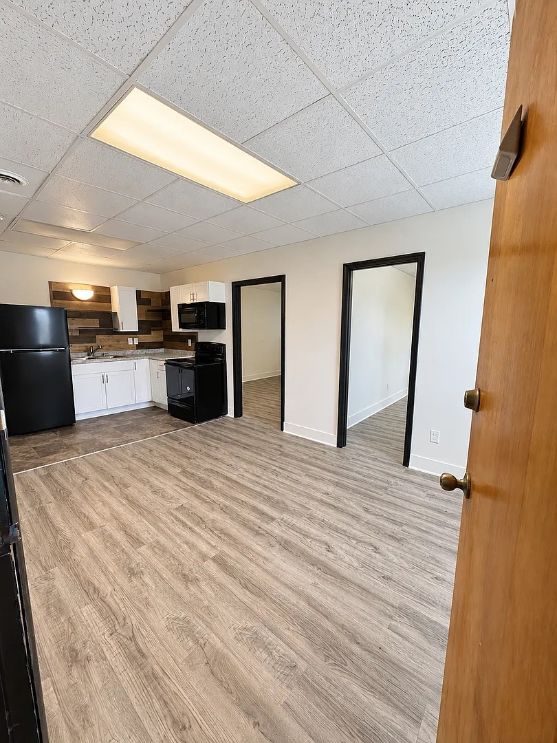 Wisconsin House Apartments — Photo 2