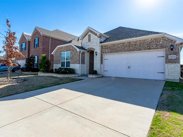 2904 Redbud Ln — Photo 2