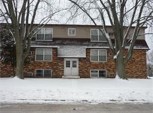 1104 S Cross St APT 3, Sycamore, IL 60178