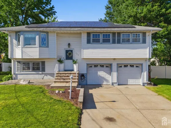 742 Gornik Dr, Perth Amboy, NJ 08861