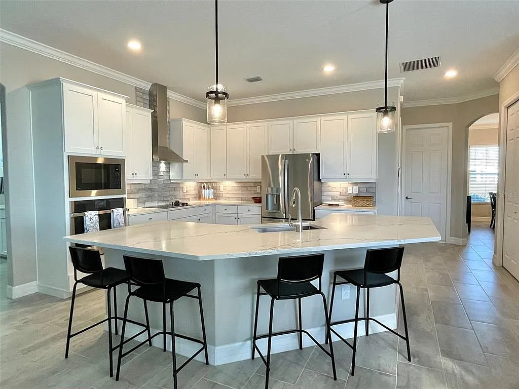 4 bed, 3.0 bath, 2543 sqft, $6,150 — Photo 3
