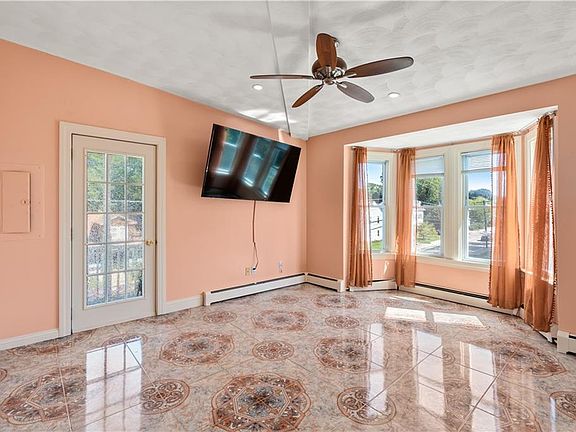 3rd image of 394 Great Rd #3