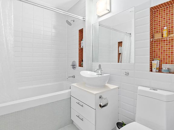 5th image of 433 Warren St #Townhouse