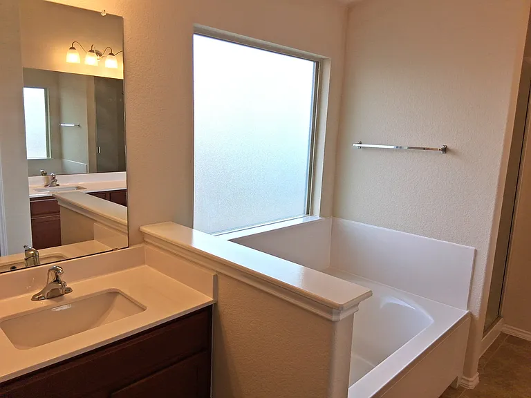 Primary En Suite (1)