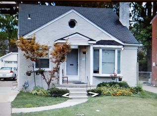 1752 Roslyn Rd, Grosse Pointe Woods, MI 48236