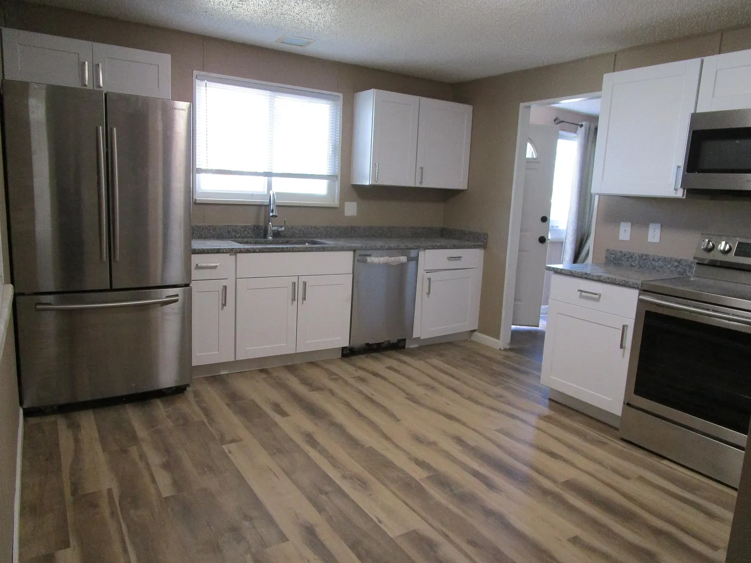 5 bed, 2288 sqft, $3,495 — Photo 2