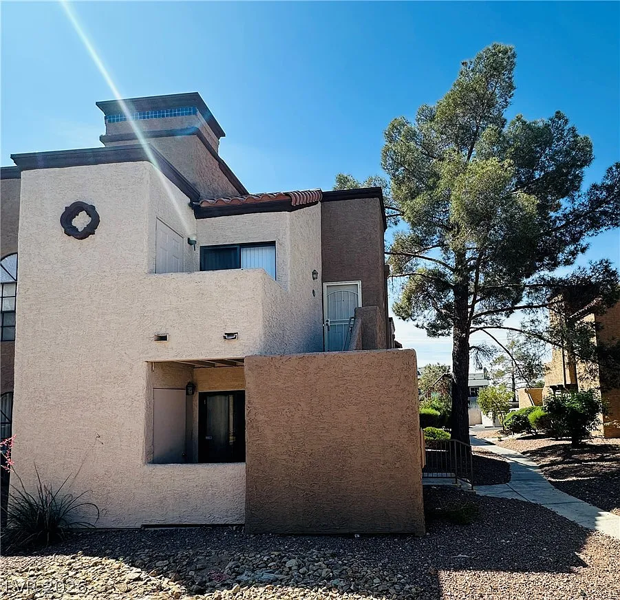 2 bed, 2.0 bath, 889 sqft, $1,175 — Photo 2