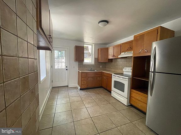 5th image of 213 E Wishart St