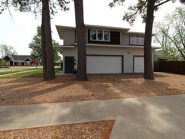400 SW E St — Photo 16