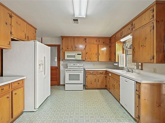4th image of 709 Esther Blvd