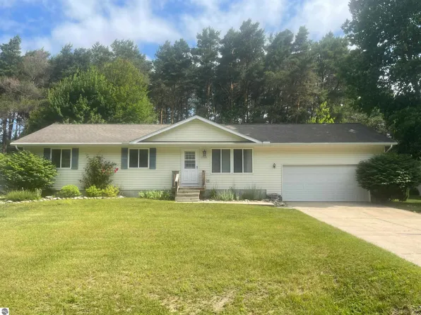 7526 Briar Ln, Bellaire, MI 49615