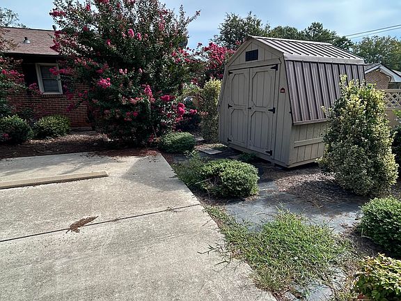 2nd image of 825 Brown St