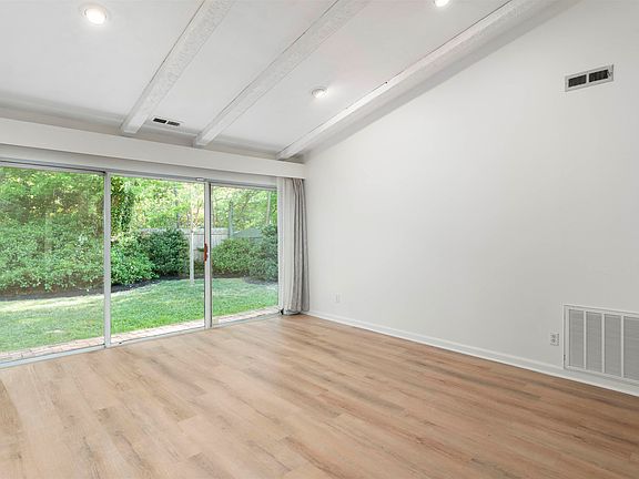 4th image of 279 Tennis Dr