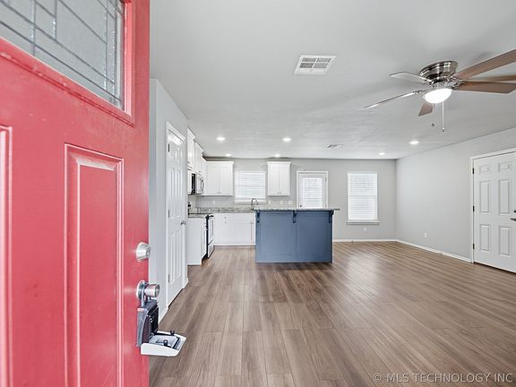 4th image of 412 E Stacy Ave