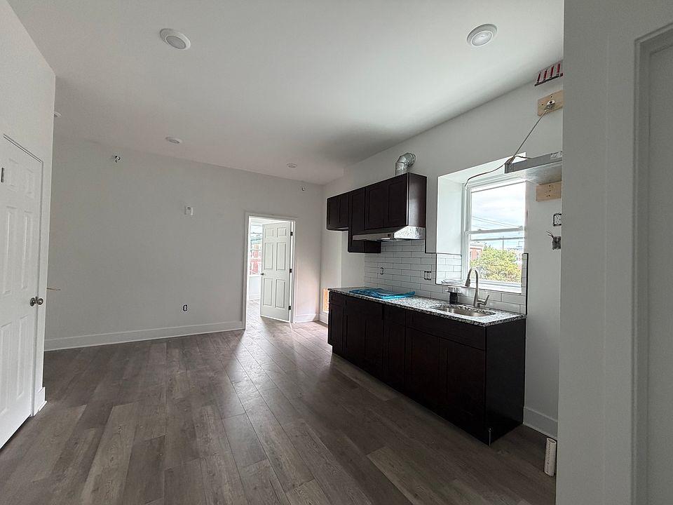 2nd image of 3224 W Oxford St #5