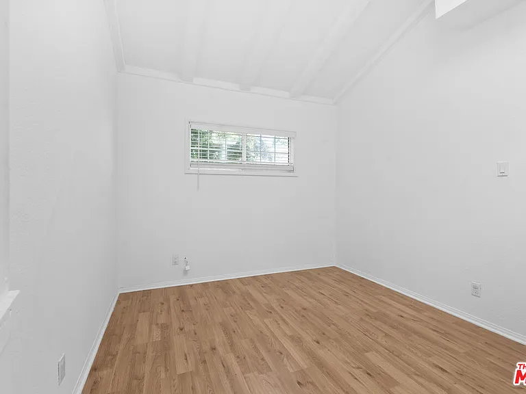 5541 Fallbrook Ave — Photo 21