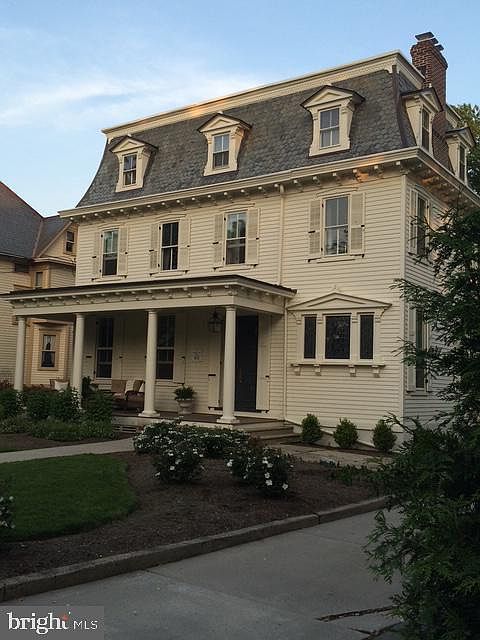 2nd image of 142 E Oak Ave
