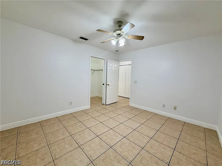 527 NE 24th Pl — Photo 10