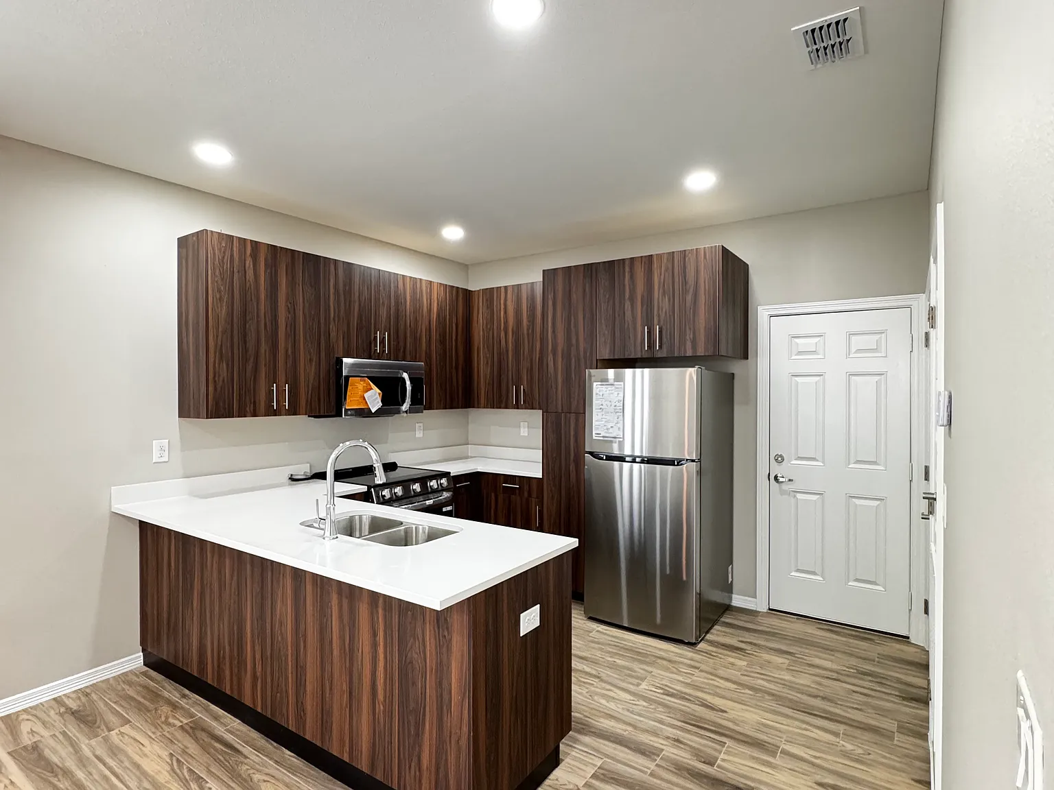 1 bed, 672 sqft, $975 — Photo 3