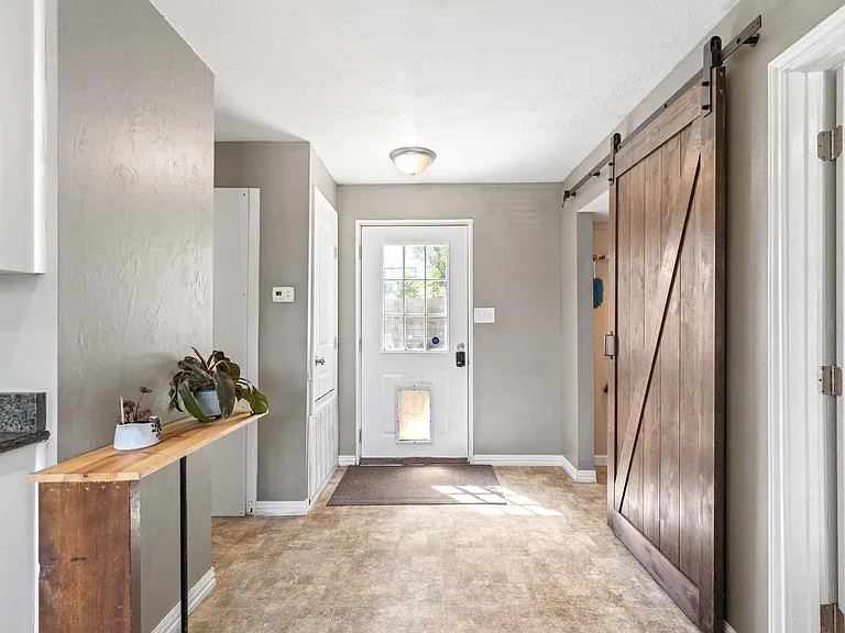 11004 Elm St — Photo 9
