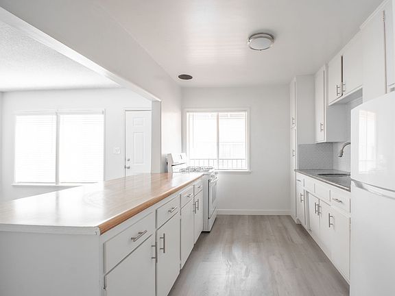 5th image of 906 E Imperial Ave #6