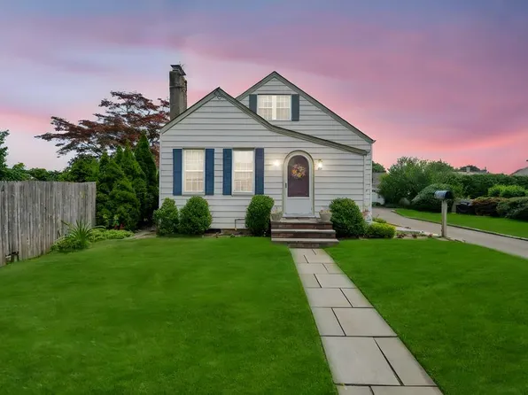 29 East Street, Hicksville, NY 11801