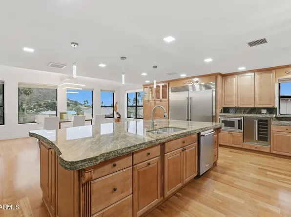 2221 E VISTA Avenue, Phoenix, AZ 85020