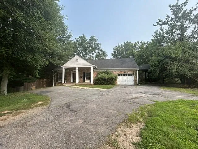 14 Maryland Ave — Photo 32
