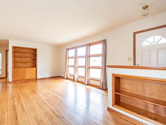 4th image of 1024 S Hawthorne Dr