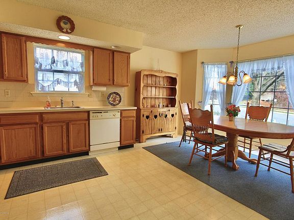 4th image of 7 Beaver Hollow Dr