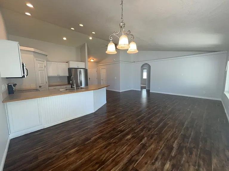 1537 Foxglove Ave — Photo 3