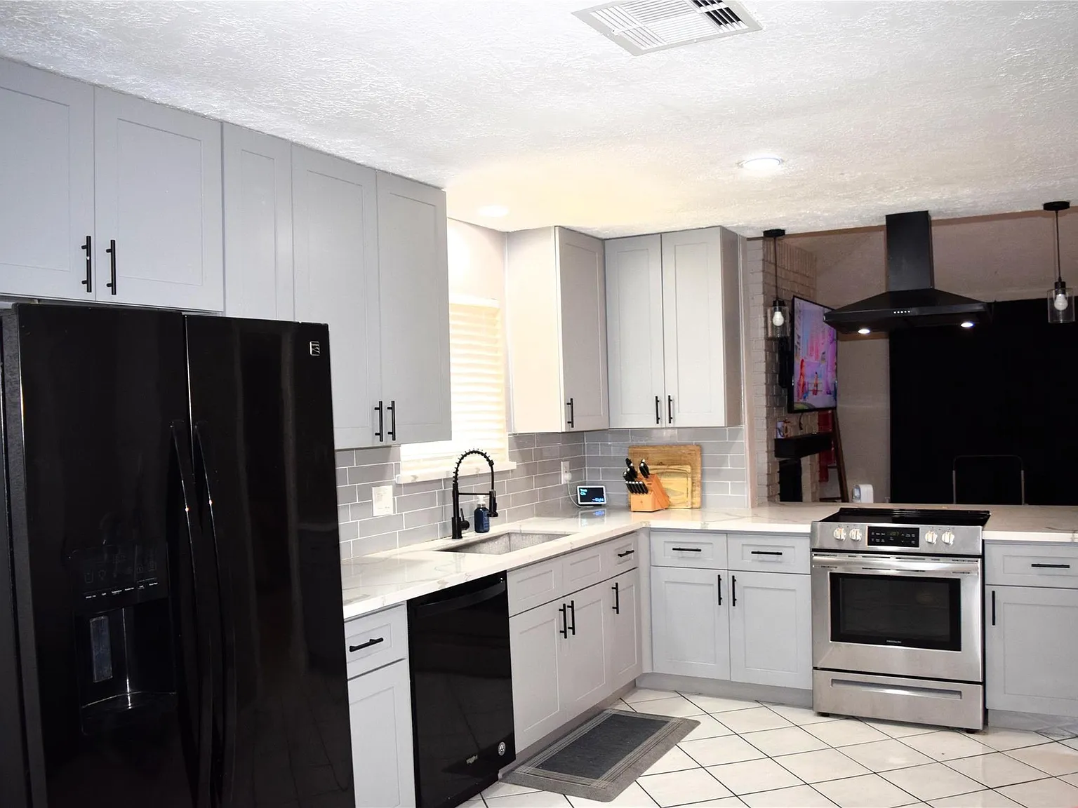3 bed, 2.0 bath, 1526 sqft, $2,100 — Photo 4