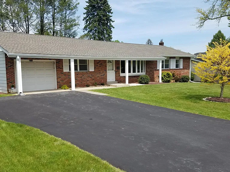 Mosser Dr — Photo 2