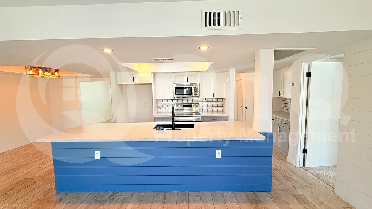 3 bed, 2.0 bath, 1832 sqft, $2,800 — Photo 2