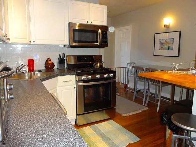 216 W 9th St #1 — Photo 6