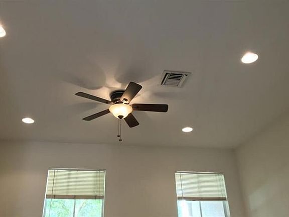4th image of 141 E Thatch Palm Cir