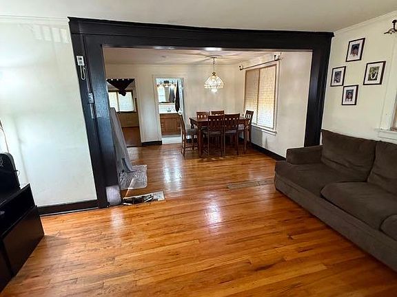 5th image of 4628 Ternes St