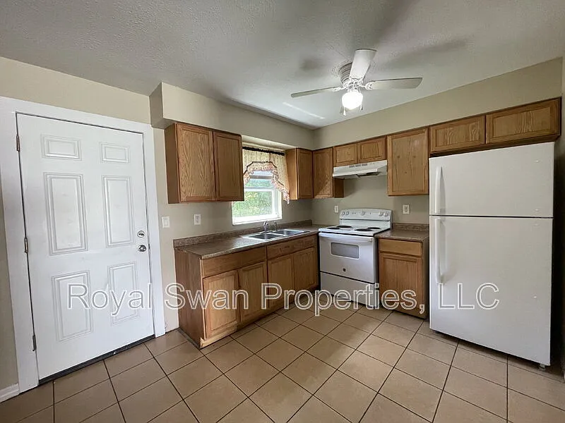 2 bed, 1.0 bath, 775 sqft, $1,095 — Photo 4