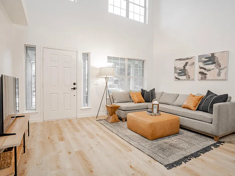 323 Celia Cir — Photo 8