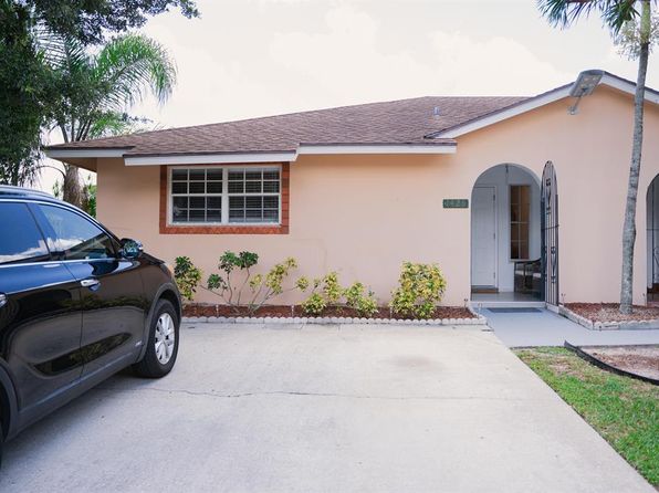 1425 Riverside Cir
