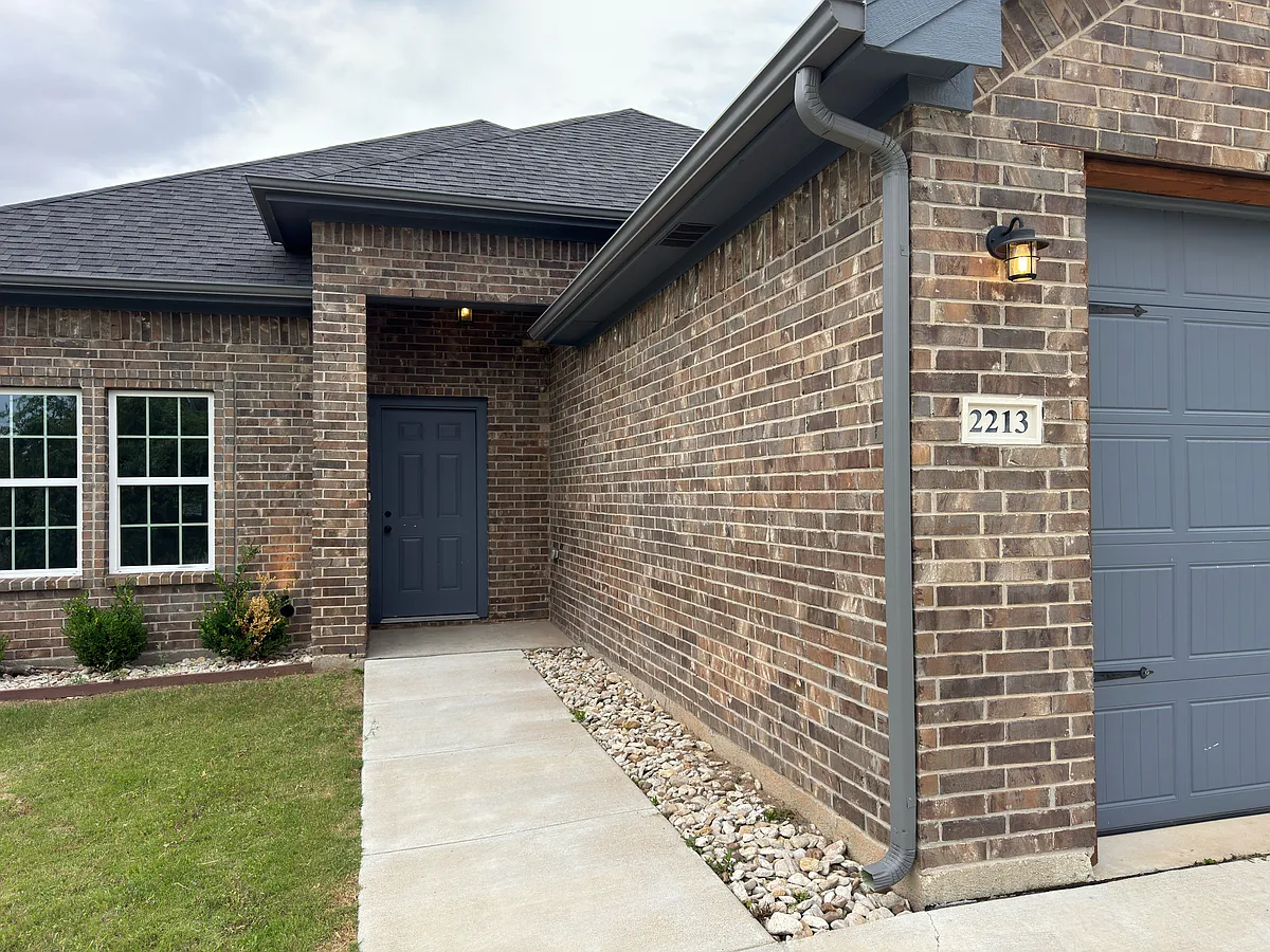 Building Photo - 2213 Beverly Dr