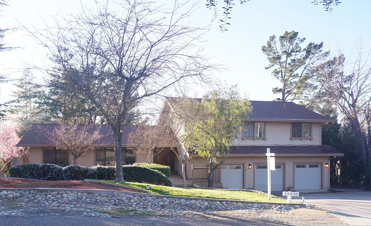 15930 Oakridge Rd photo 1